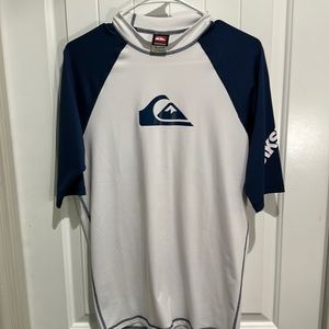 Quicksilver Rash guard Men’s XL. White with blue sleeves. Short sleeve